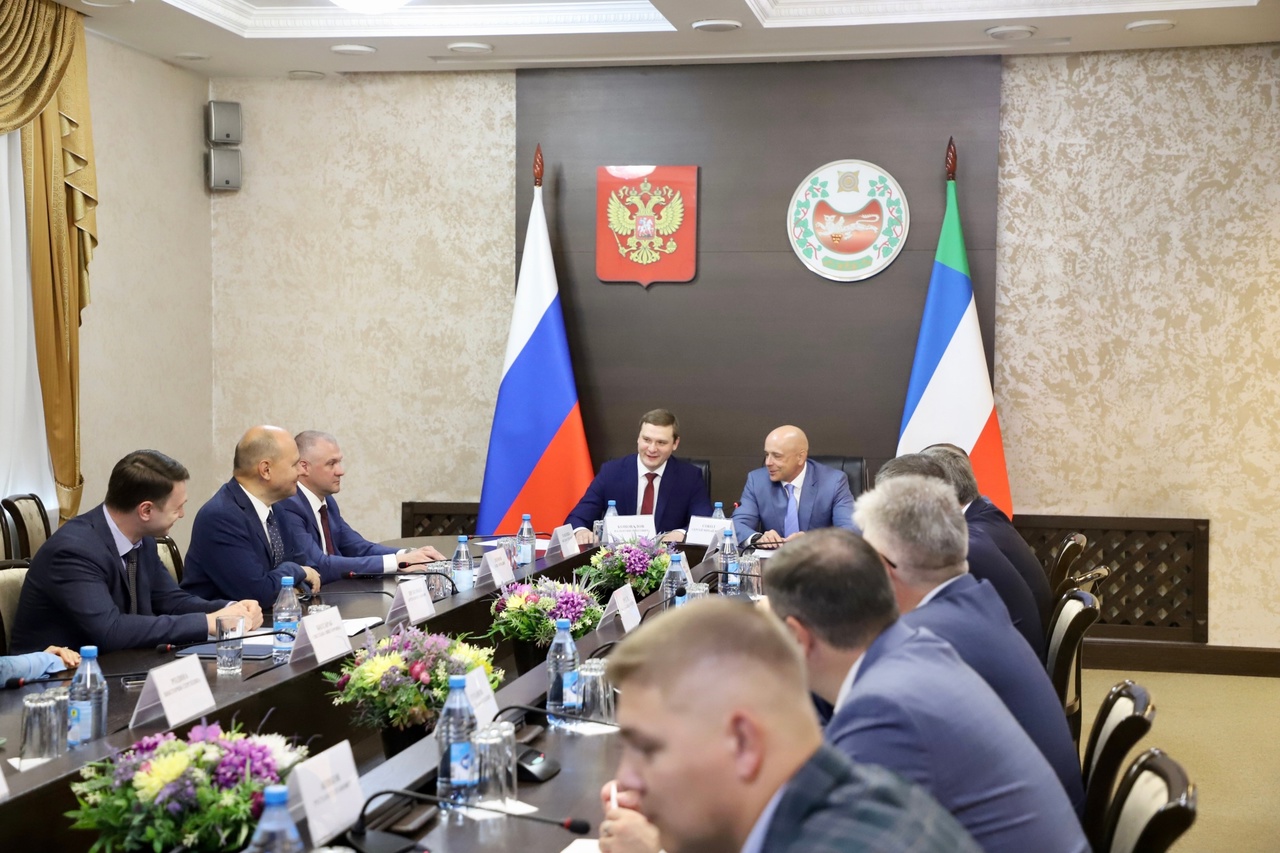 Провели встречу с Главой Республики Хакасия Валентином Коноваловым Провели встречу с Главой Республики Хакасия Валентином Коноваловым