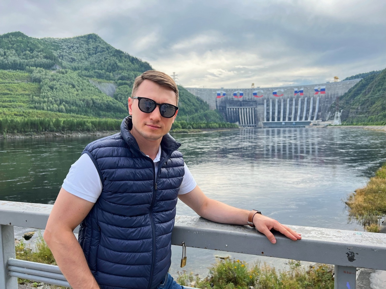 Саяно-Шушенская ГЭС в Хакасии — самая мощная электростанция в России и одна из крупнейших гидроэлектростанций в мире. Она расположена на могучей Сибирской реке Енисей, в поселке Черемушки Республики Хакасия. Саяно-Шушенская ГЭС в Хакасии — самая мощная электростанция в России и одна из крупнейших гидроэлектростанций в мире. Она расположена на могучей Сибирской реке Енисей, в поселке Черемушки Республики Хакасия.