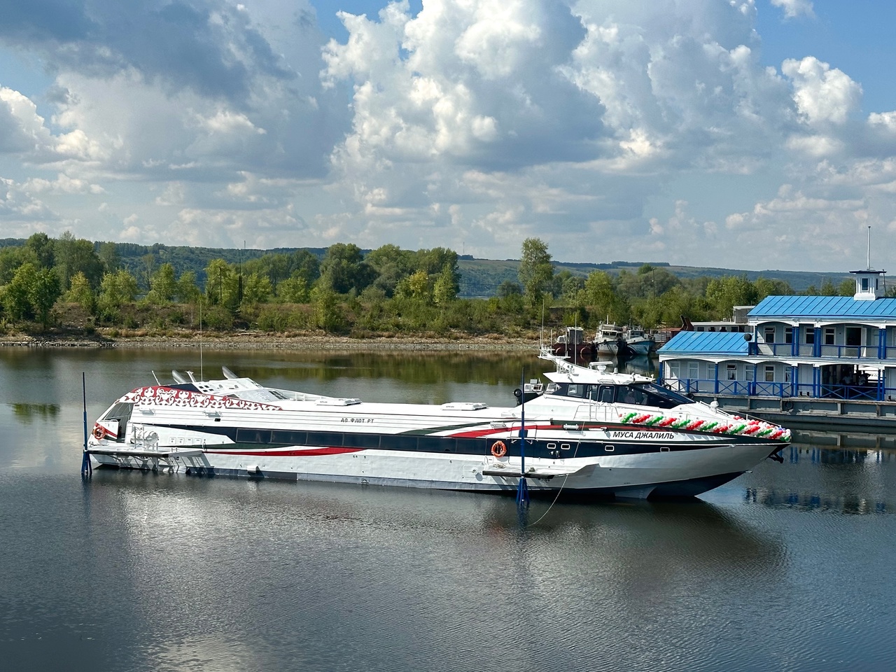 Принял участие в торжественной церемонии спуска на воду «Метеора», построенного на Зеленодольском судостроительном заводе им. А.М. Горького Принял участие в торжественной церемонии спуска на воду «Метеора», построенного на Зеленодольском судостроительном заводе им. А.М. Горького